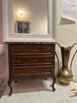 Dřevěná komoda v zámeckém stylu