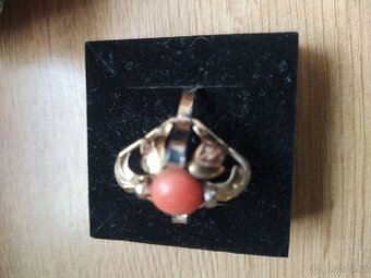Starožitný dámský zlatý prsten s korálem