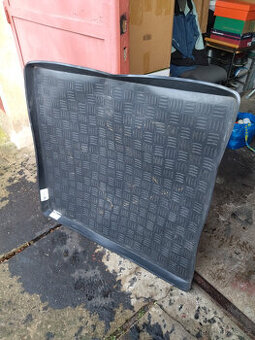 Vana do kufru auta 90x100 cm.