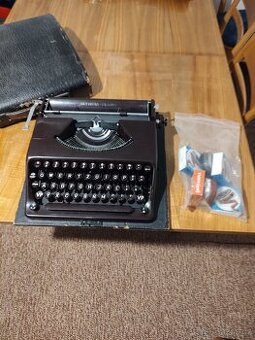 Přenosný kufříkový psací stroj OLYMPIA PLANÁ