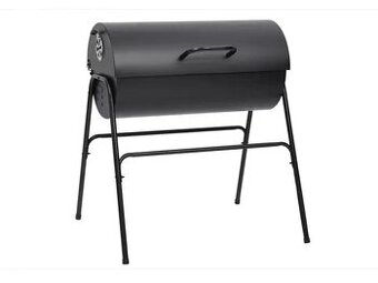 Venkovní gril na dřevěné uhlí.