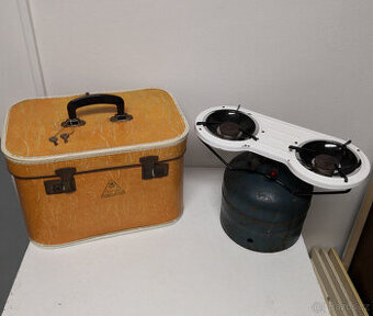 Starý plynový varič s kufríkom