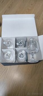 Sada broušených skleniček na víno