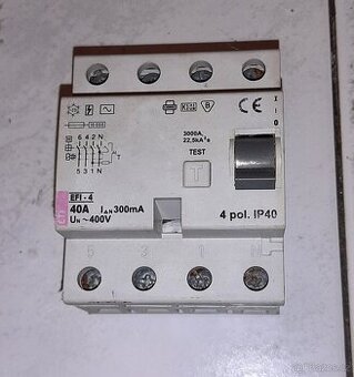 Chránič 4-pólovy, jističe C6, rozvaděče osazené