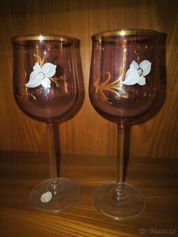 Vysoké barevné sklenice se zdobením