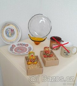 Různé dekorační předměty a talíře, hrnky