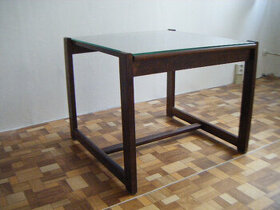 Prodám stolek, dřevěný, nízký, se sklem, levně