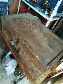 Dřevěný kufr