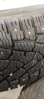 Zimní pneu s hroty Nokian 225/70 R15