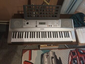 Klávesy - yamaha psr-e313 + manuály, a spousta not