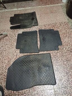 Gumové koberce do Toyoty Corolla 2023