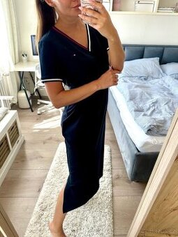 TOMMY HILFIGER TMAVĚ MODRÉ DLOUHÉ ŠATY