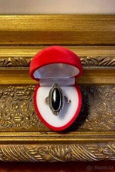 Prodám nádherný stříbrný prsten s onyxem