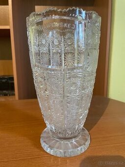 Broušená skleněná váza