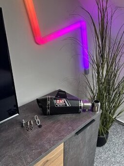 Sportovní koncovka výfuku na motorku Yoshimura karbon