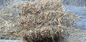 malé balíky slámy