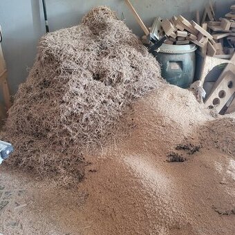 Dubové a orechové piliny