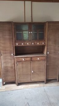 Starý kuchyňský kredenc