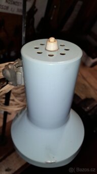 Stará lampička, vozik pro seniory, fotoaparáty apod..