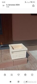 Dřevěný květináč