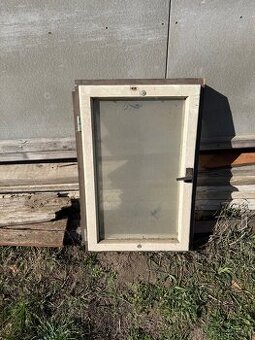 Dřevěné okno v rámu