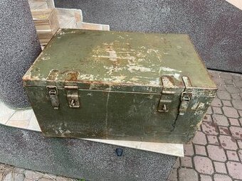 Vojenská plechová bedna.