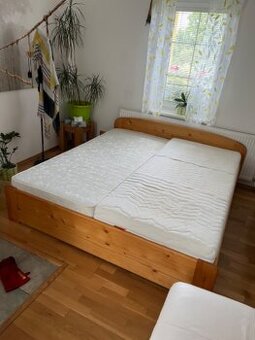 Manželská postel dřevěná