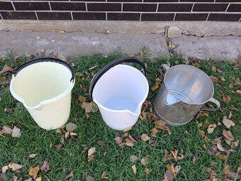 Včelařské potřeby – cedník, nádoby, atd.