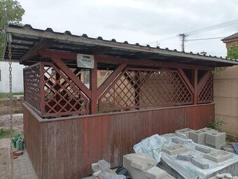 Starší dřevěná pergola