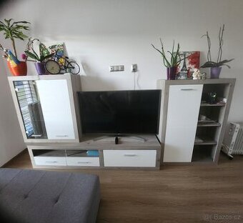 Obyvakova stěna+ 2 police