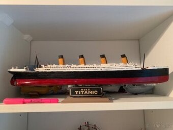 Levně sbírka 27 modelů historických plachetnic a lodí