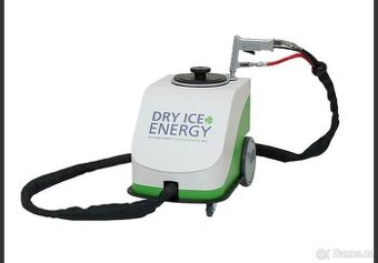 Dry ice čištění suchým ledem.