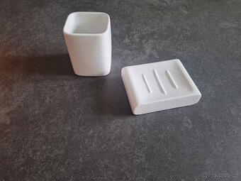 Koupelnový set: bílá mýdlenka a kelímek Kleine Wolke Cubic