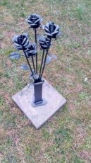 Kované růže z vázou