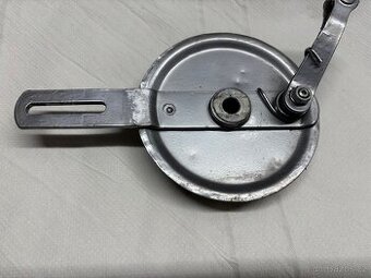 Jawa 550 Pařez, 555, štít s paknami zadní brzdy