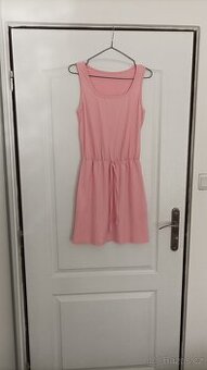 Nové šaty bez visačky