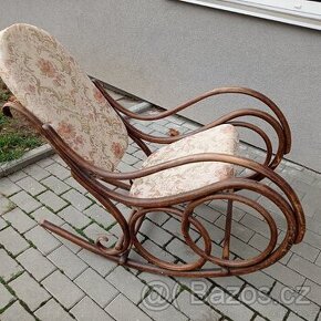 Starožitné 100 let staré houpací křeslo Thonet
