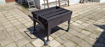 Multifunkční gril na selátko a kýtu