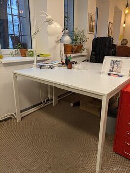 Bílý stůl Ikea melltorp