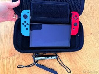 Nintendo Switch OLED + pouzdro + hra Crash