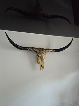 Autentická Longhorn lebka z Bali – ruční řezba, zlatá úprava