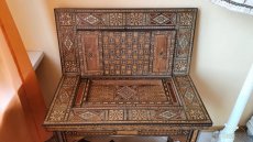 historický nábytek - vykládaný hrací karetní stolek