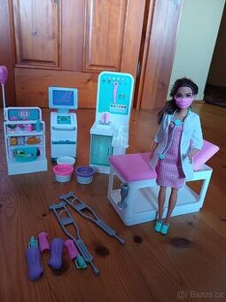 Barbie Mattel klinika, lékařka
