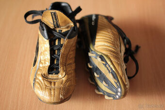 Pěkné dětské fotbalové kopačky UMBRO vel. 33.5