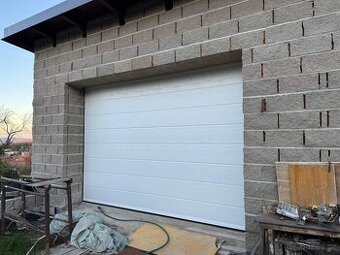 Sekční garážová vrata š 305x v 300cm