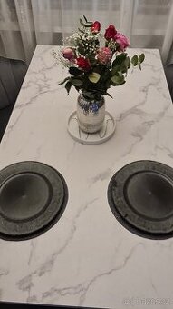 Jidelni stul vzor mramor