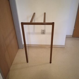 Podnož pod psací stůl