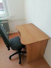 Počítačový stůl s kancelářskou židlí