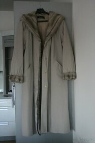 Světle šedý kabát s kožíškem značky Bevell - 1