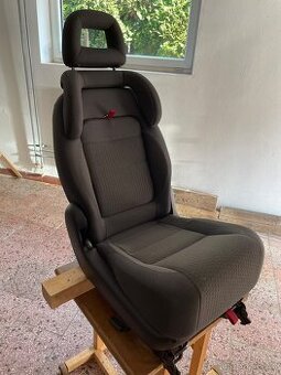 Sedačka do auta SHARAN s možností rozložit jako děckou.